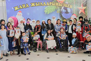 АМӨЗ қызметкерлері балаларға қуаныш сыйлады